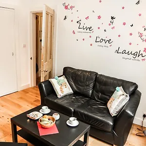 https://chic-bright-flat-near-holyrood-park.edinburghhotelsuk.org